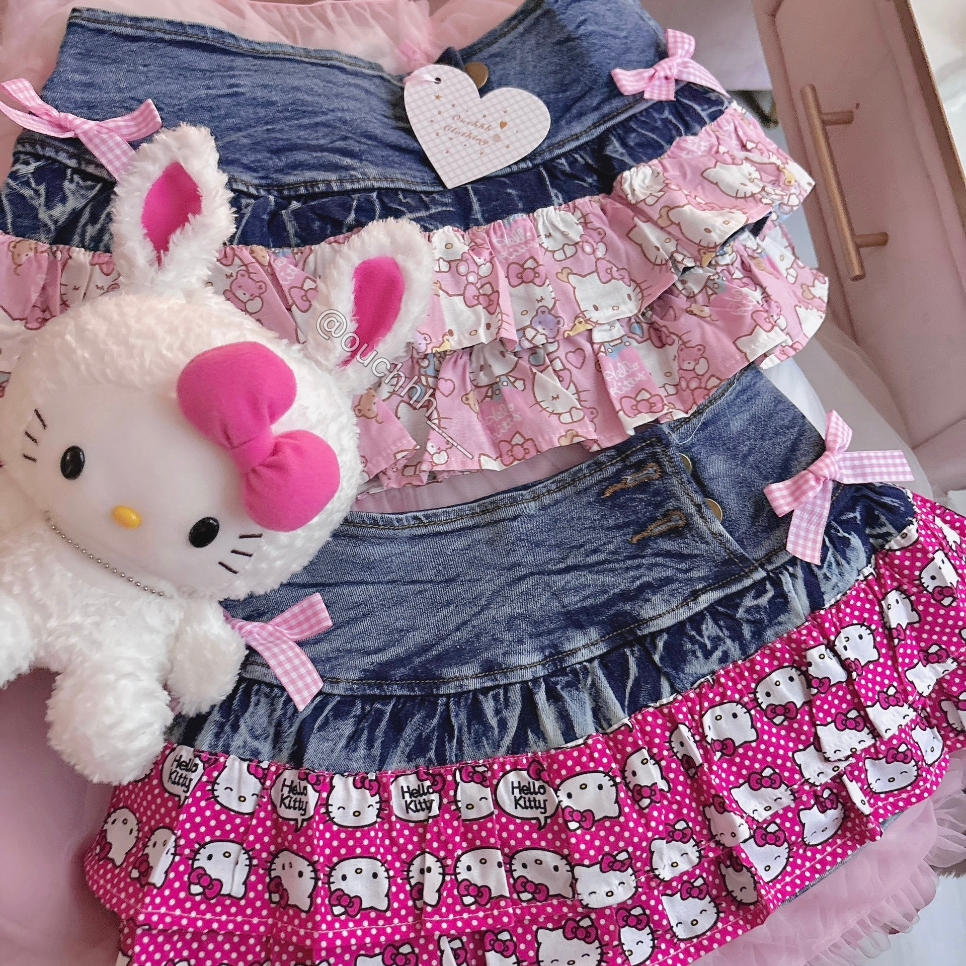 Hello Kitty Trim Mid Rise Mini Skirt (Hot Pink)